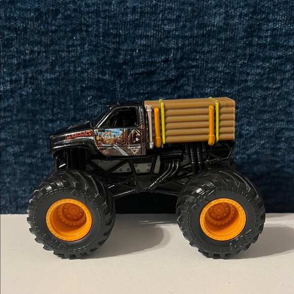 Monster Jam 2022 Lumberjack 1:64 - Picture 1 of 4